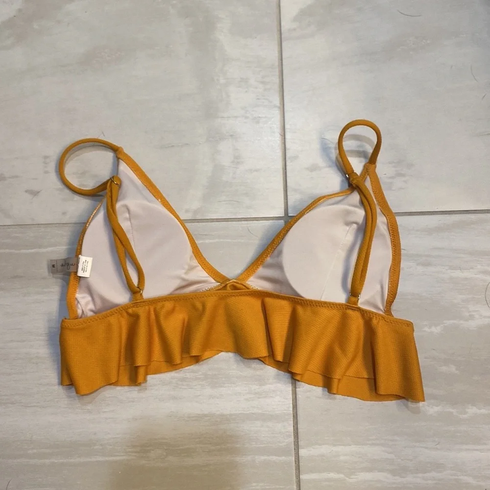Cupshe | V-neck Ruffle Swim Top - Picture 3 of 4